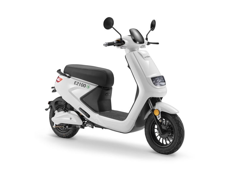 2000W 60V Electric Scooter – 45 km/h Top Speed, 71 km Range, 2-Seater Mokick
